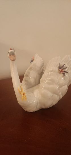 Lladro White Swan With Flowers