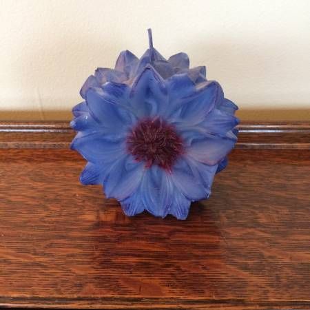 Vintage Point a la Ligne Bachelor Button Flower Candle Made in France