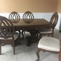 Dining room table  and 6 luxury chairs