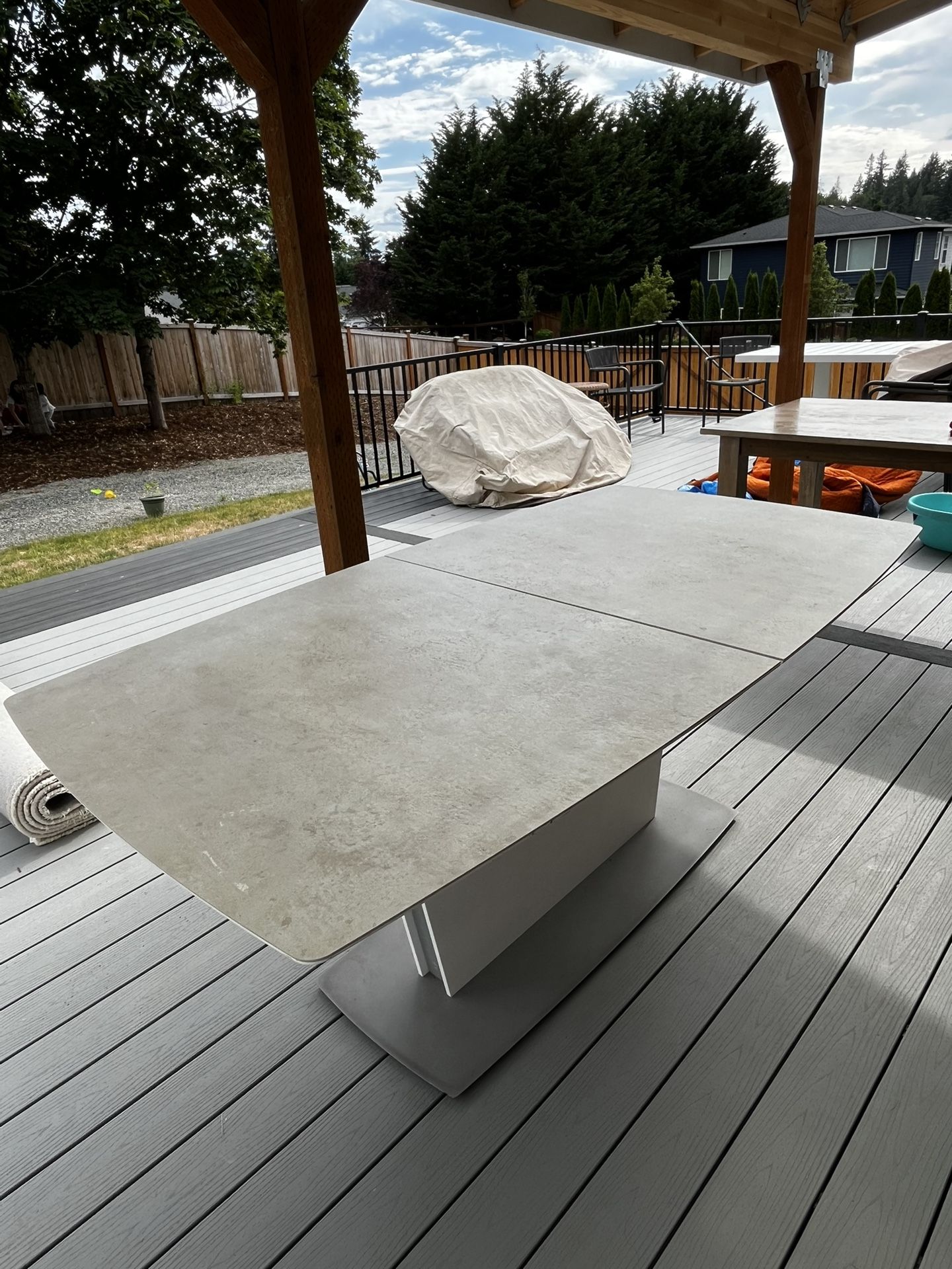 Extendable Ceramic Table
