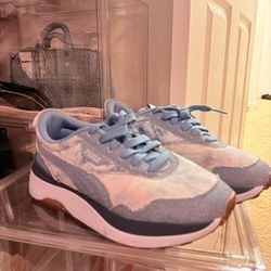 PUMA  - Women’s 7.5 Denim & White 
