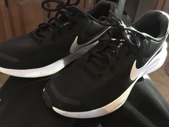 ***Womans Size 8 Nike Revolution ***