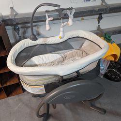 Graco Bassinet. Doesn't Have The Cord, Good Condition But Just A Bed Without Cord