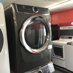 New Scratch And Dent Electrolux Front Load Washer And Dryer Set. 1 year Warranty 
