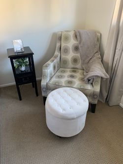 ACCENT CHAIR