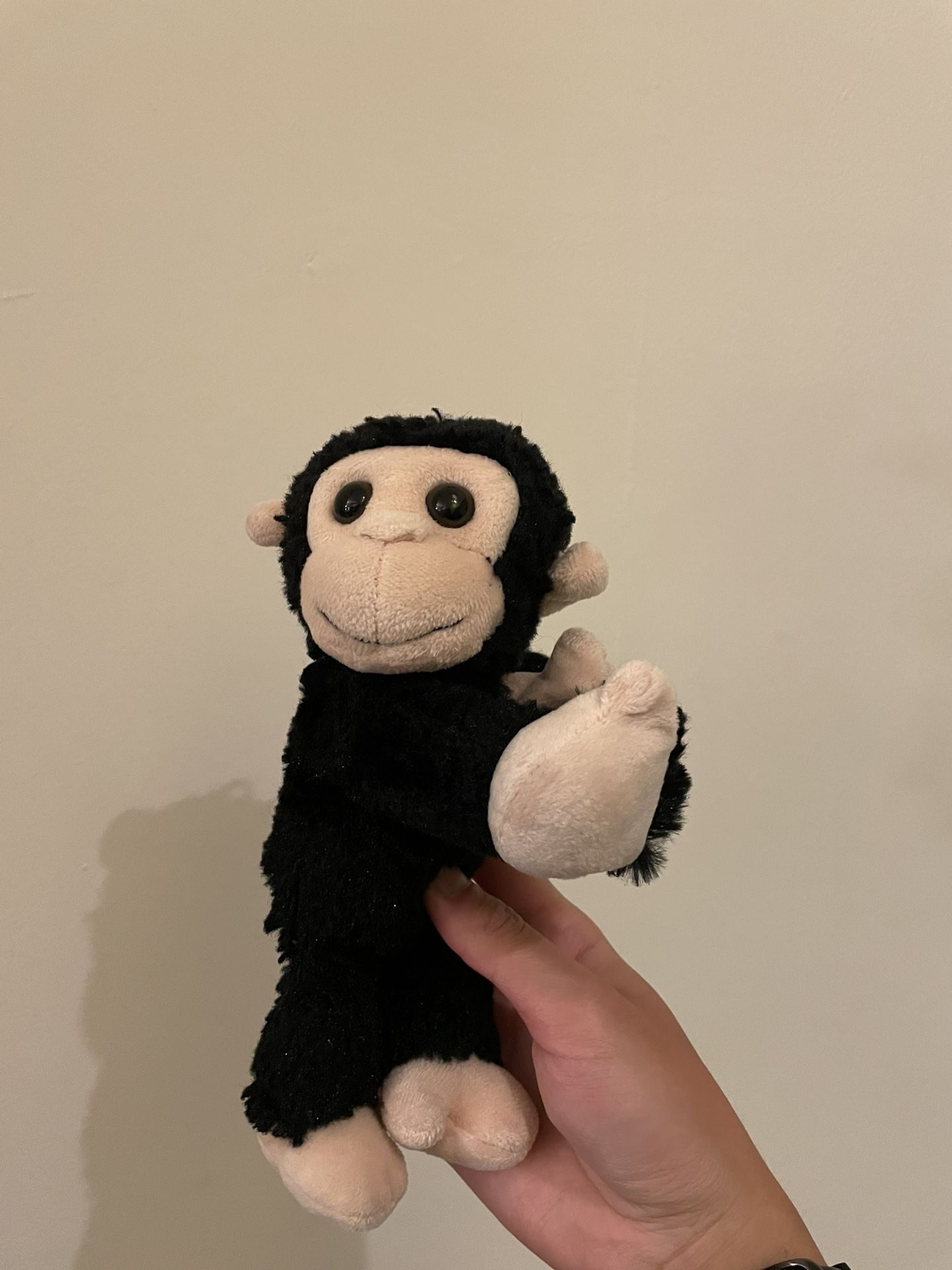 Adorable Monkey Plush Toy – Magnetic Hands, Clips Onto Bags!