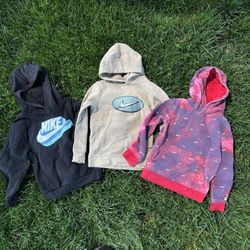 Nike Kids Hoodies Bundle (3) – Black, Beige, Red Sudaderas Nike para niño (3) – negro, beige y rojo