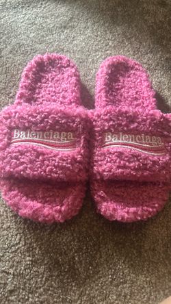 Balenci slides pink