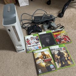 Xbox 360 / 2 Controllers/ Games