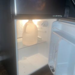 Galanz mini fridge w/  Freezer