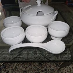 Porcelain Classic Soup Tureen, Ladle & 4 Bowls, White