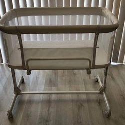Baby Bassinet with Zipper Opening and Wheels
