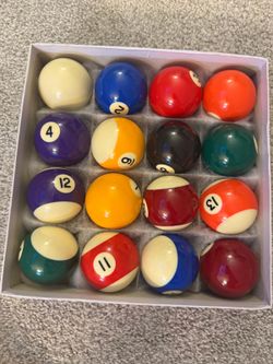 Hans delta pool set

2 cues/ stick
A1 set of ball
Chalk and repair set
Triangle