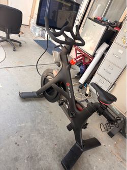 Peloton bike in good condition ready to work out  it’s in good condition and comes with shoes size 39