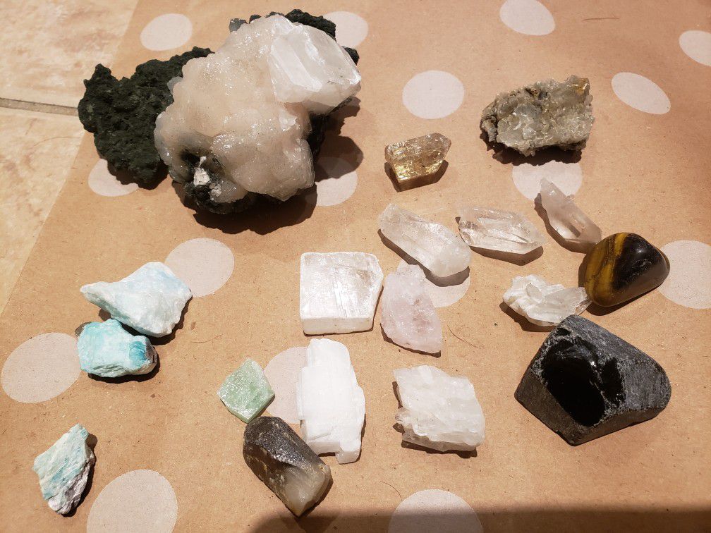 Obsidian, quartz and other crystal chunks