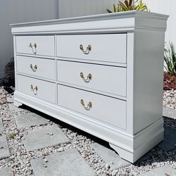 Dresser with 6 drawers