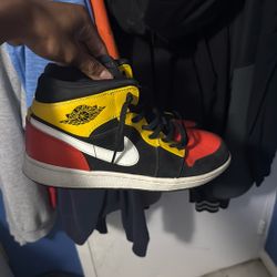 Air Jordan Mid Amarillo 