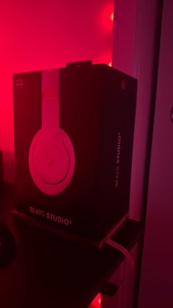 TRADING Beats studio 3’s FOR THE BLACK ONES