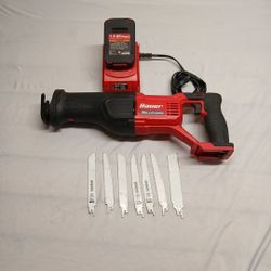 Saw With Battery and Chargers And Blades