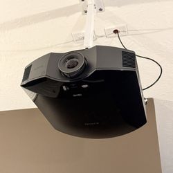 2016 Sony Projector Model #VPL-HW40ES + 100” Screen