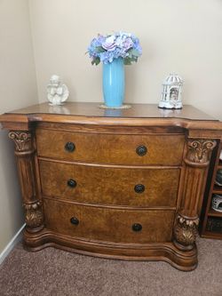 NICE DRESSER