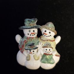 Vintage Snowmen Family Of Four Resin Brooch