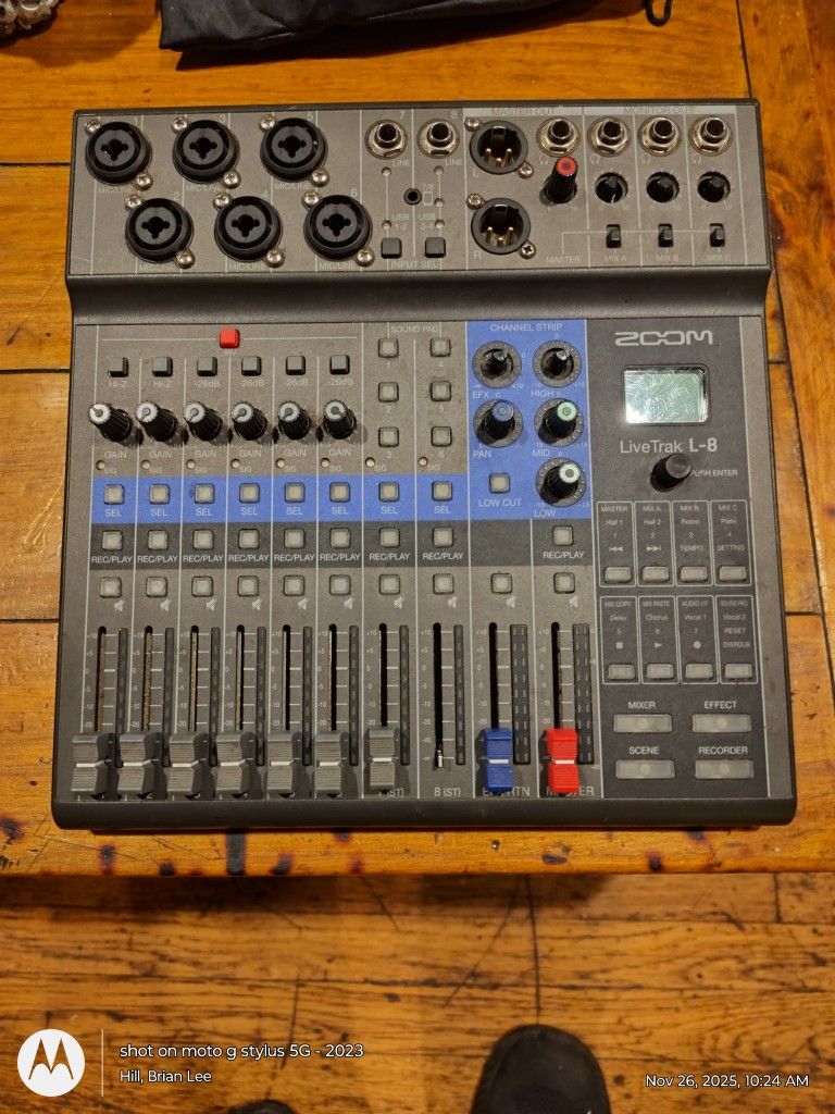 Zoom l8 portable recording studio 
