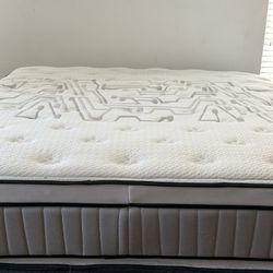 USED KING SIZE PILLOWTOP MATTRESS WITH BOX SPRING DELIVERY 🚚 AVAILABLE 