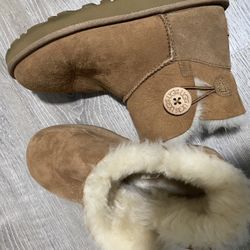  Women's 7 UGG Mini Bailey Button II Chestnut suede