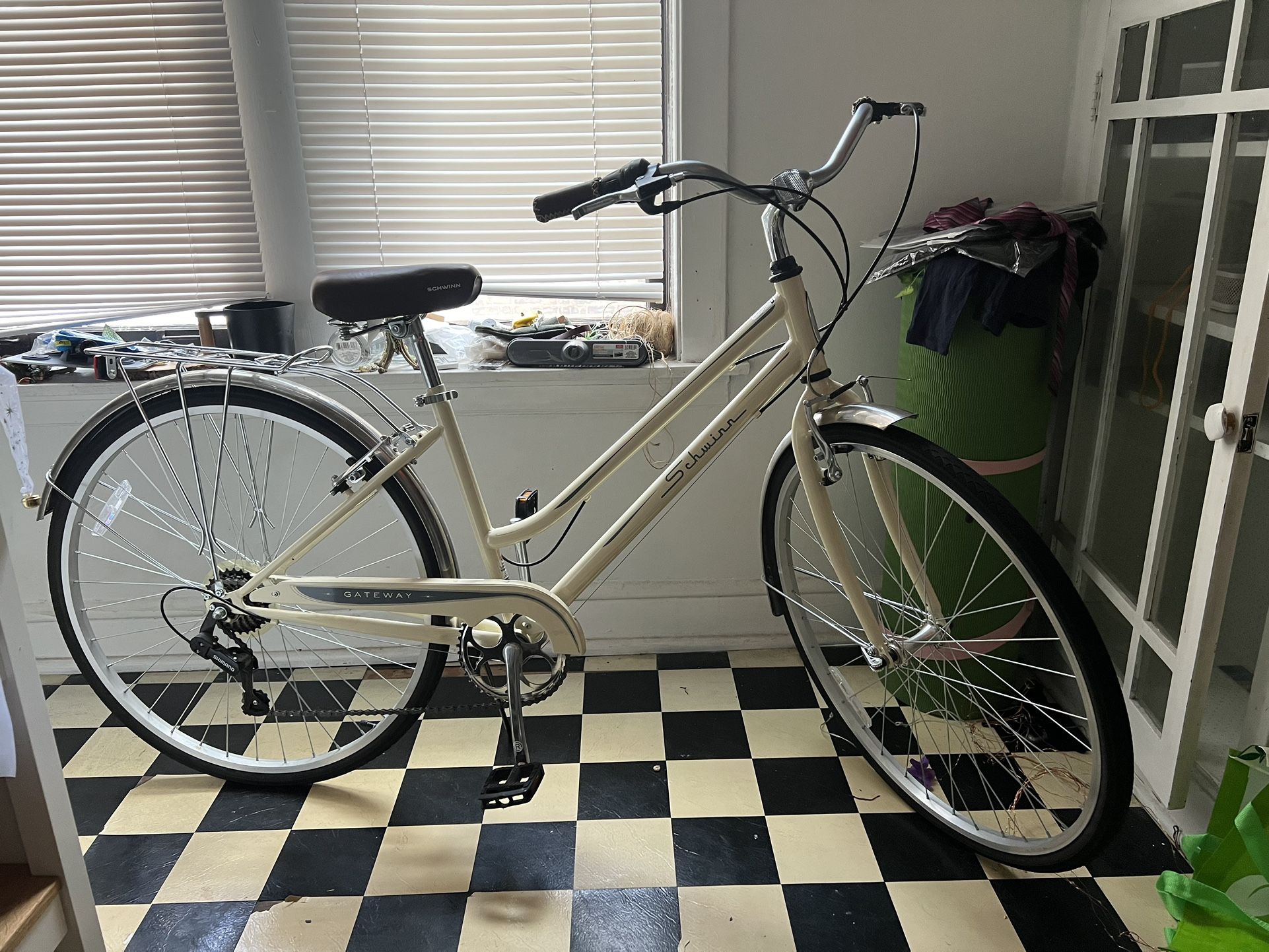 Schwinn Gateway 700c/28” Hybrid Bike Cream