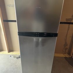 Hotpoint 9.7 Cu Ft Counter Depth Top Freezer Refrigerator Stainless Steel
