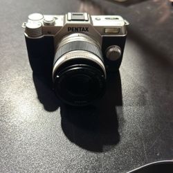 Pentax Q10 12.4MP with 02 zoom lens kit (Silver)