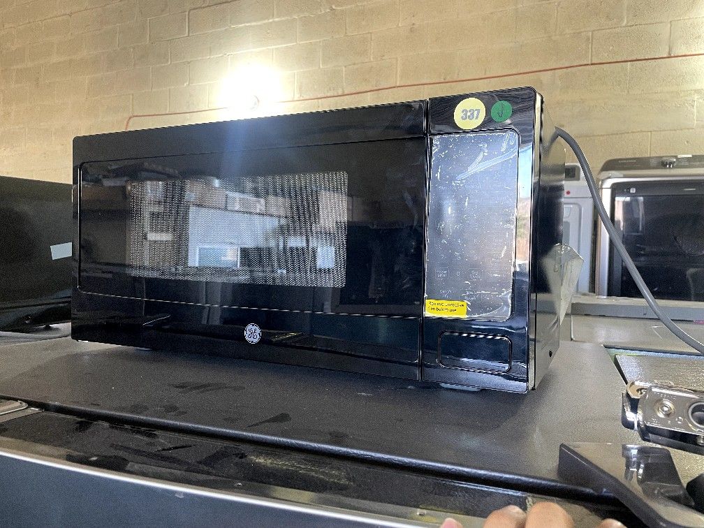 GE 24” 1.6 Cu. Ft. Microwave with Sensor Cooking Black $125