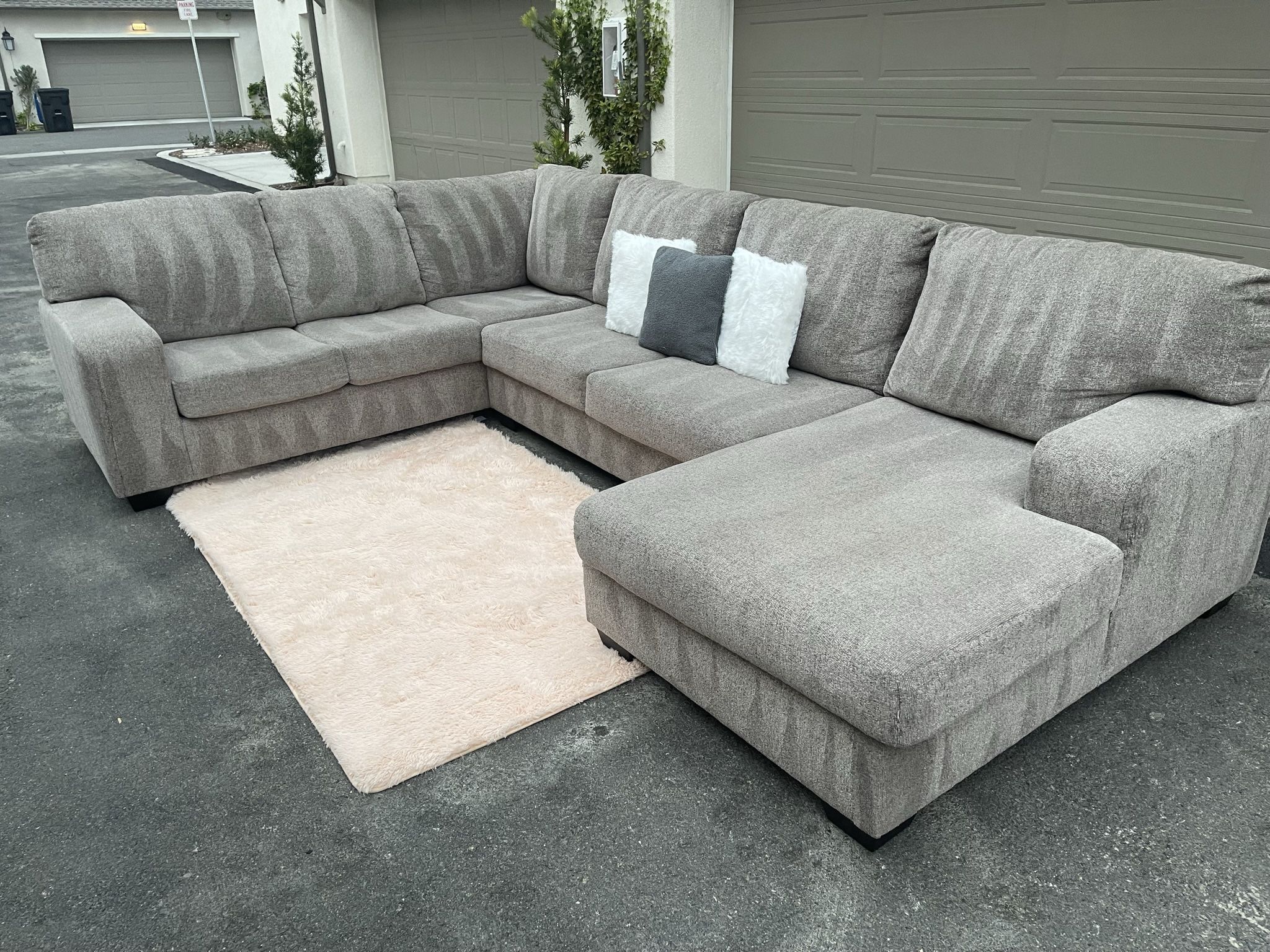 Stunning light gray sectional couch in excellent condition - Free delivery 🚚