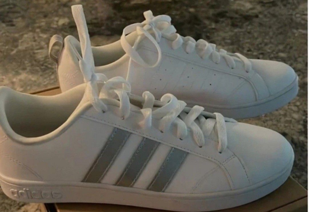 SIZE 8 WHITE ADIDAS SNEAKERS
With grey stripes.