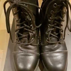 Women's Black Zip Up Boots. 