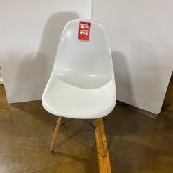 2  Whitew Plastic Chairs W/wood Legs & 2 With Metal Legs 