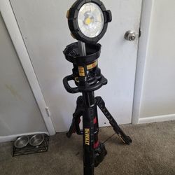 20V MAX 3000-Lumen Adjustable LED Tripod Light With Batery 