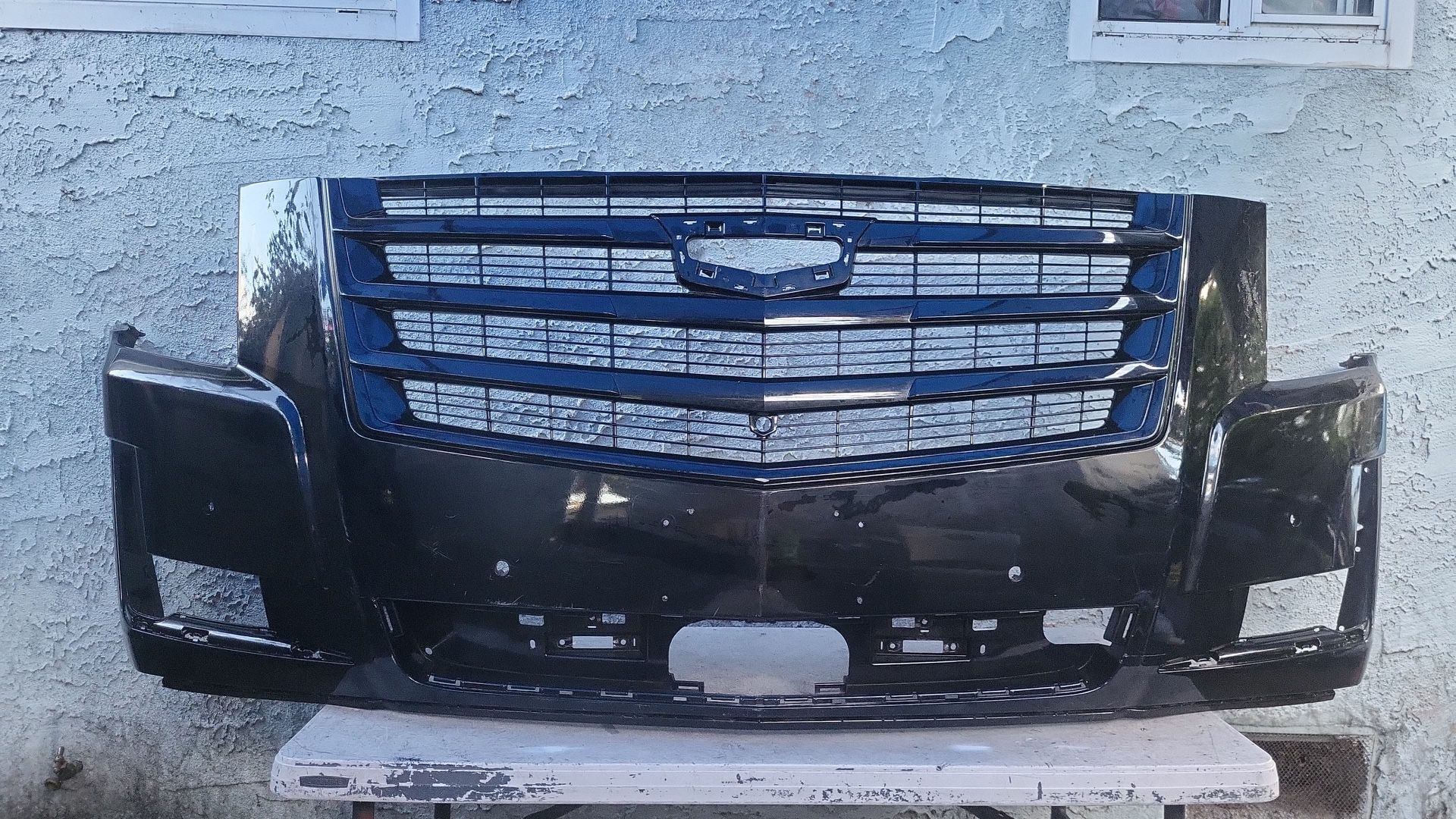 2015-2020 CADILLAC ESCALADE FRONT BUMPER COVER AND GRILL OEM