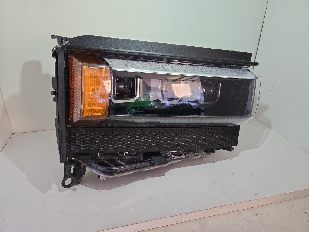 TOYOTA LAND CRUISER OEM RIGHT SIDE HEADLIGHT 