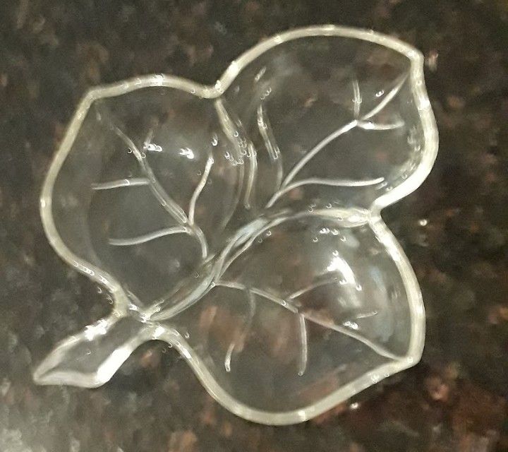 THANKSGIVING READY!  VINTAGE GLASS LEAF DIVIDED DISH