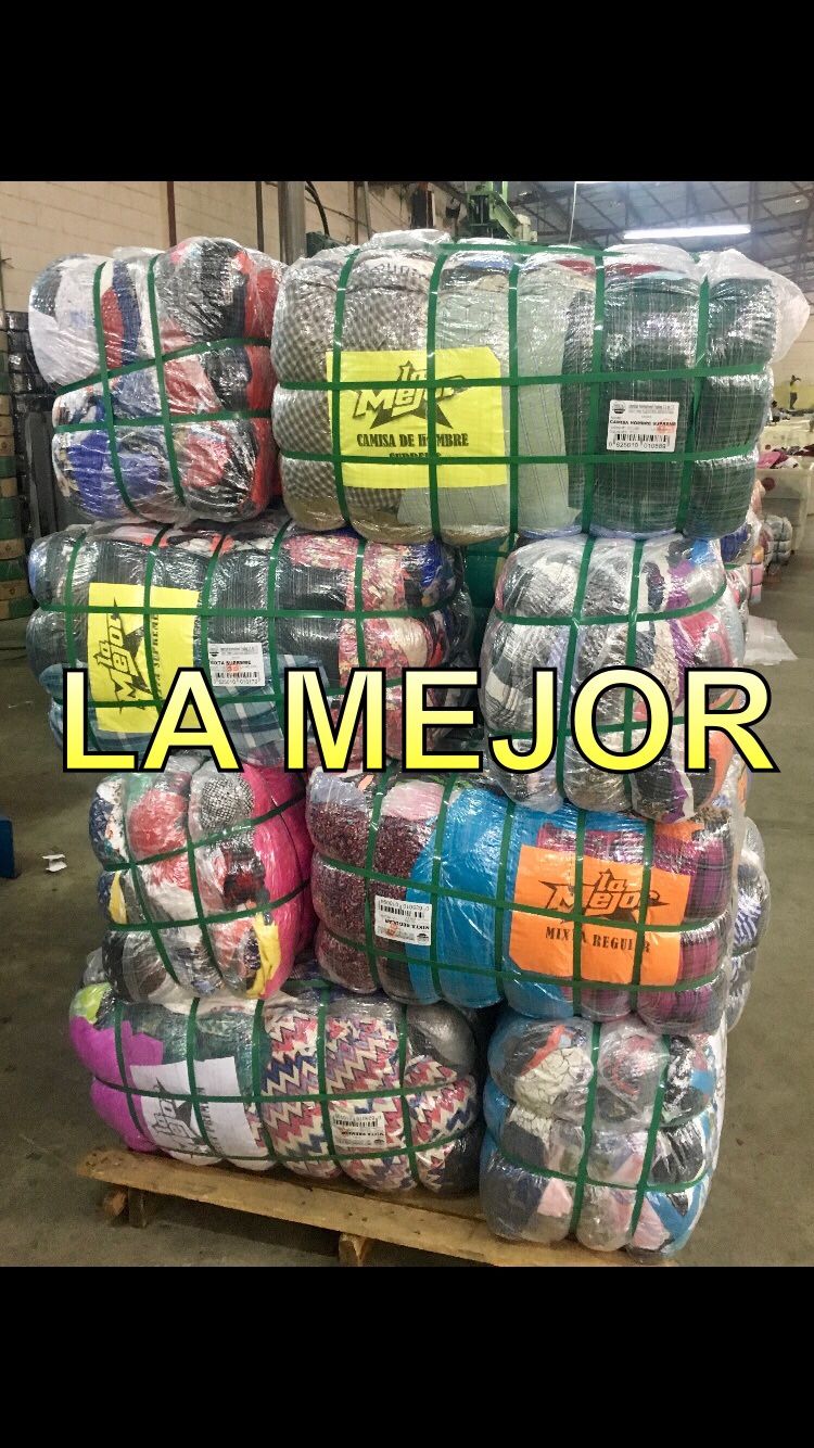Pacas de ropa usada. $250 cada una Business equipment