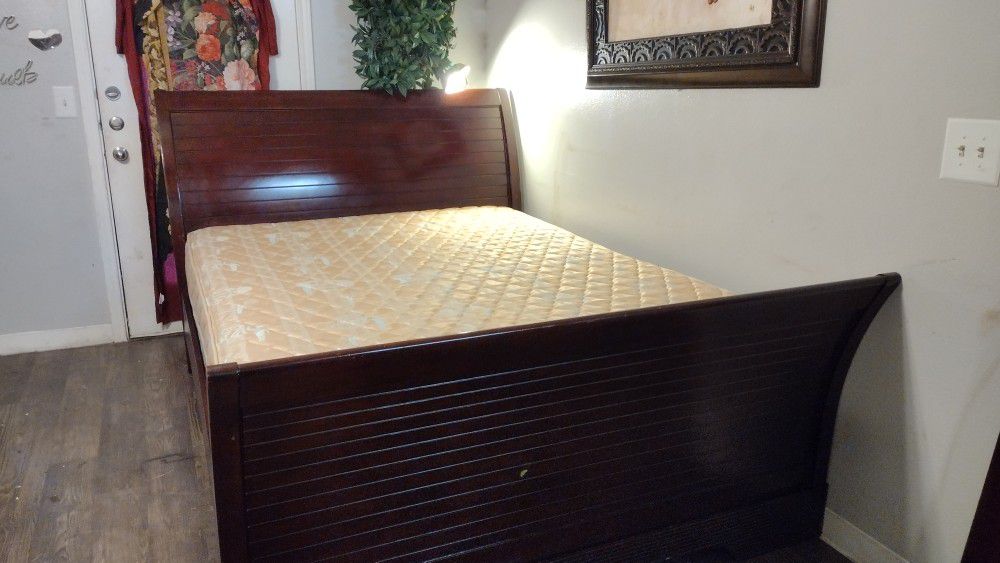 Queen Size Sleigh Bed With Mattress 