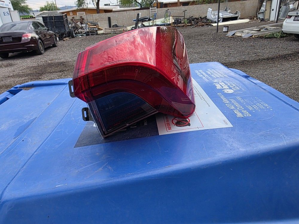 2019-2021 Toyota Avalon Taillight Passenger Side OEM