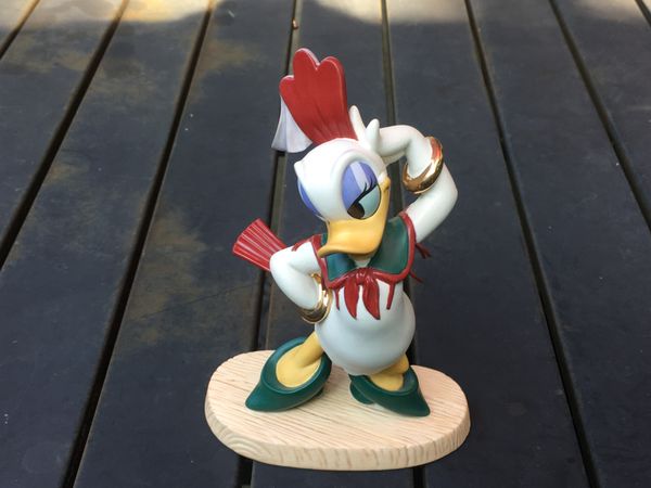 daisy duck statue