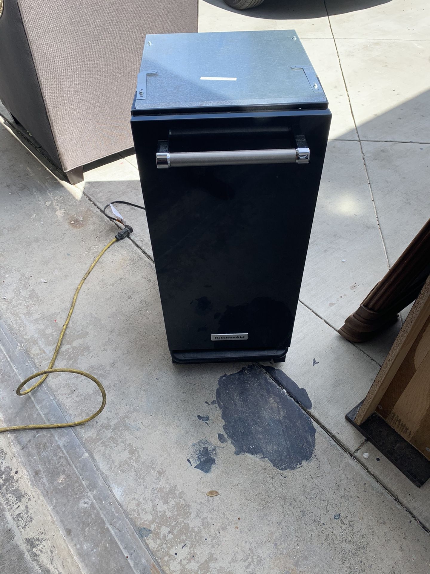 Kitchen aid black trash compactor for Sale in Fullerton, CA OfferUp