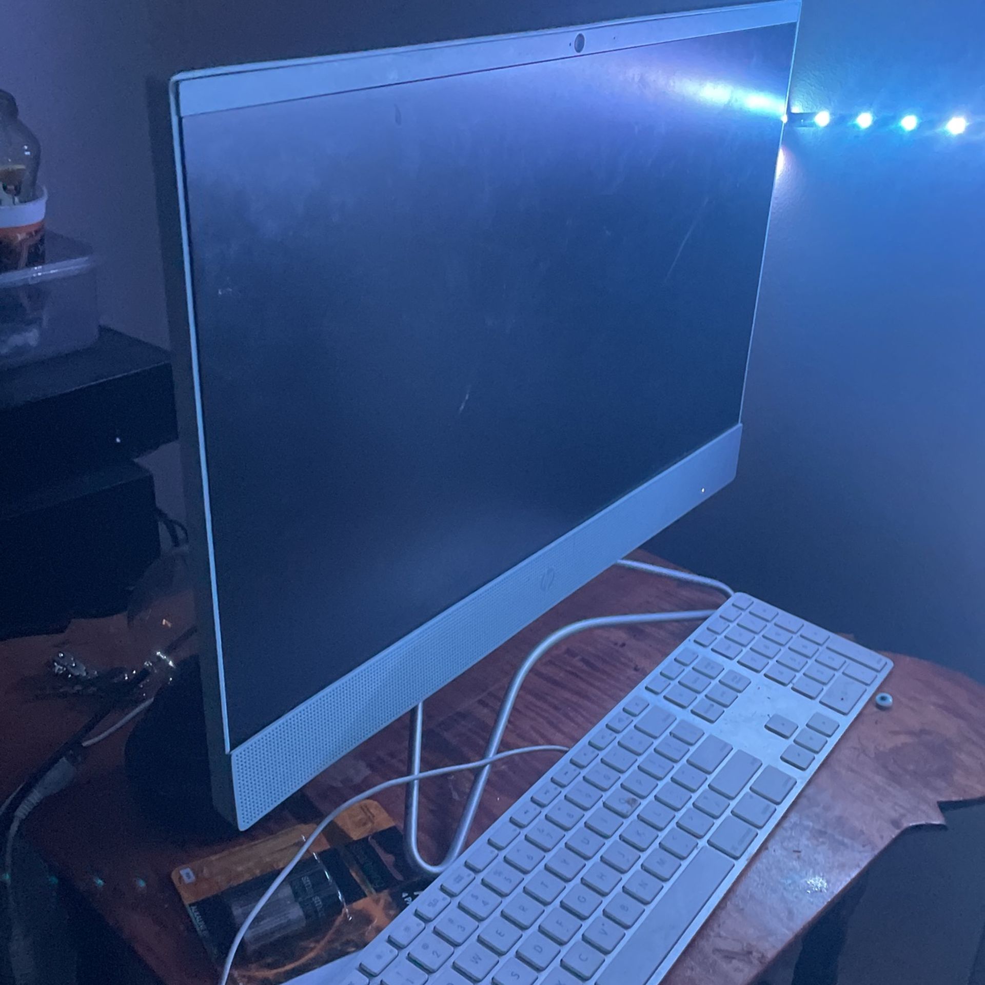 White HP all in one Monitor/ Office Pc