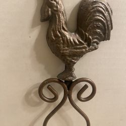 Vintage Wrought iron metal rooster 4 plate holder wall rack. Farmhouse/ cottage/ country.