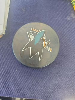 Disco oficial de hockey the sharks