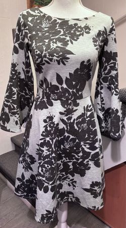 Vince Camuto women’s dress with pockets. Flowered. Size 4